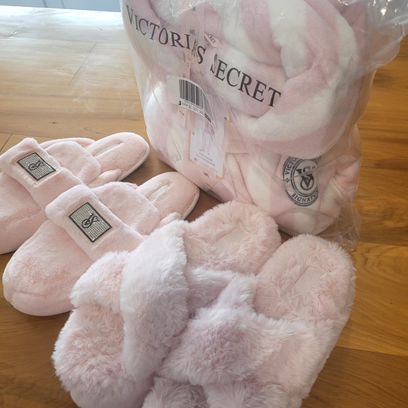Victoria's Secret Pink Robe and Slippers Set Please Choose 1 Pair Of Slippers - Picture 5 of 9